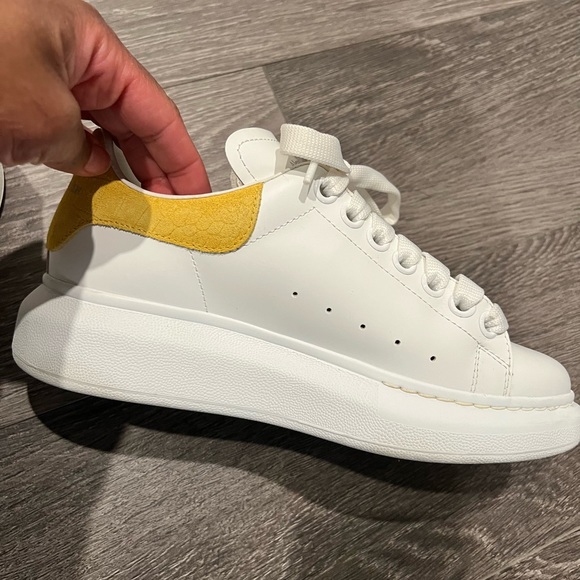 Alexander McQueen Oversized White Yellow - Picture 5 of 6